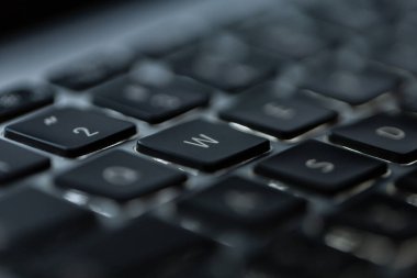 W düğmeli dizüstü bilgisayar klavyesi, yakın plan. Konsept programlama