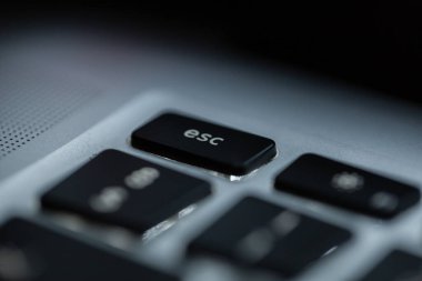 ESC tuşuna odaklı bilgisayar klavyesi, makro. Çıkış konsepti