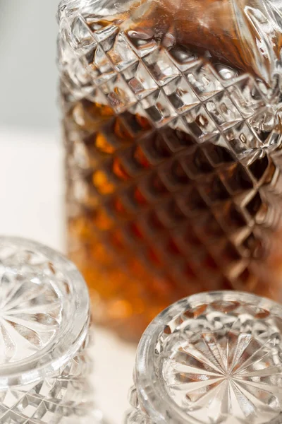 Whisky Într Decanter Cristal Epocă Ochelari Closeup — Fotografie, imagine de stoc