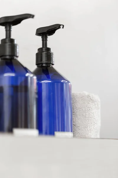 Distributore Sapone Blu Con Asciugamano Bianco Sfondo Grigio Cosmetici Cura — Foto Stock