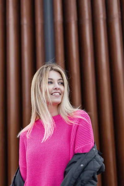 Mulher Loira Bonita Feliz Com Sorriso Uma Camisola Rosa Moda — Fotografia de Stock