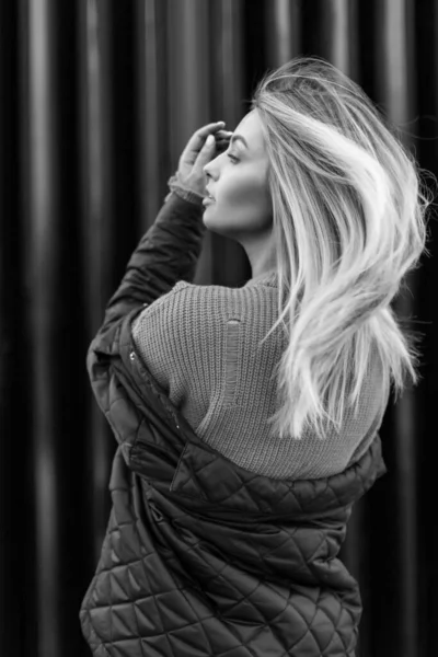 Piękna Młoda Seksowna Kobieta Blond Włosami Modnych Ubraniach Swetrem Kurtką — Zdjęcie stockowe