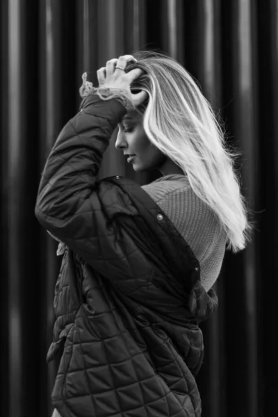 Elegante Bella Ragazza Alla Moda Con Capelli Biondi Vestiti Alla — Foto Stock