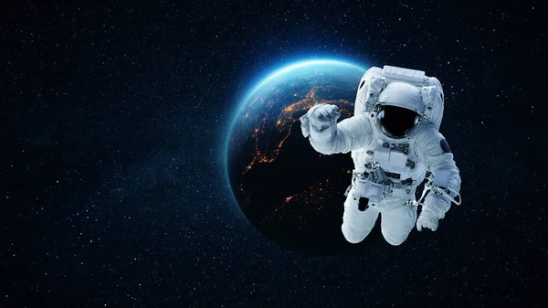 Astronaut Die Ruimte Vliegt Met Sterren Blauwe Planeet Aarde Ruimtemens — Stockfoto