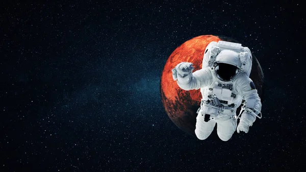 身穿宇航服的宇航员与星星和红星球的火星一起在开放的空间飞行 火星之旅 太空人在太空旅行 — 图库照片