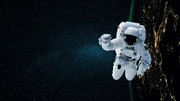 Kosmiczny Astronauta Lecący Kosmosie Gwiazdami Planetą Ziemi — Zdjęcie stockowe