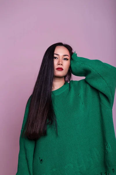 Beautiful Glamorous Japanese Girl Fashionable Clothes Torn Green Sweater Posing — 스톡 사진