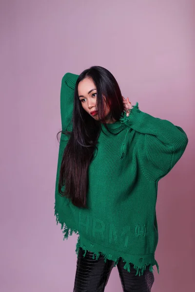 머리를 색옷을 초록색 스웨터를 한국의 — 스톡 사진