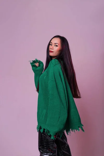 Fashionable Happy Young Beautiful Chinese Woman Hairstyle Ripped Green Sweater — 스톡 사진