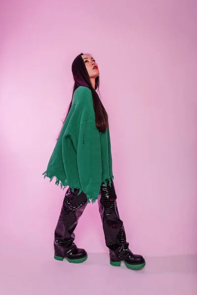 Snygg Vacker Kinesisk Asiatisk Modell Flicka Fashionabla Casual Kläder Med — Stockfoto