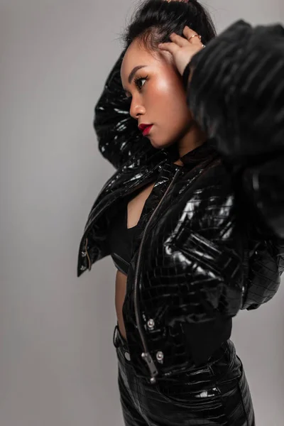 Fashionable Beautiful Chinese Girl Stylish Leather Snakeskin Jacket Black Top — 스톡 사진
