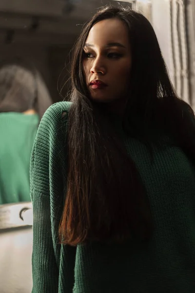 Menina Bonita Chinesa Uma Camisola Verde Elegante Vintage Quarto Escuro — Fotografia de Stock