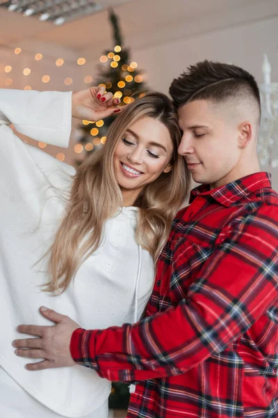 Modaya Uygun Genç Mutlu Mutlu Bir Çift Evlerinde Şık Kıyafetler — Stok fotoğraf