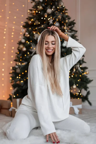 Happy Beautiful Young Smiling Girl Fashion White Outfit Hoodie Sitting — ストック写真