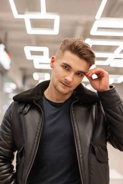 Bonito Modelo Hipster Homem Com Cabelo Shirt Jaqueta Couro Preto — Fotografia de Stock