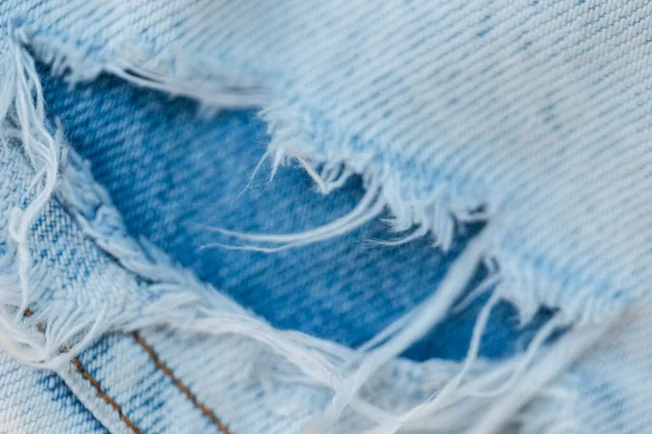 リッピングジーンズ クローズアップ ファッションデニム引き裂かれたパンツ — ストック写真