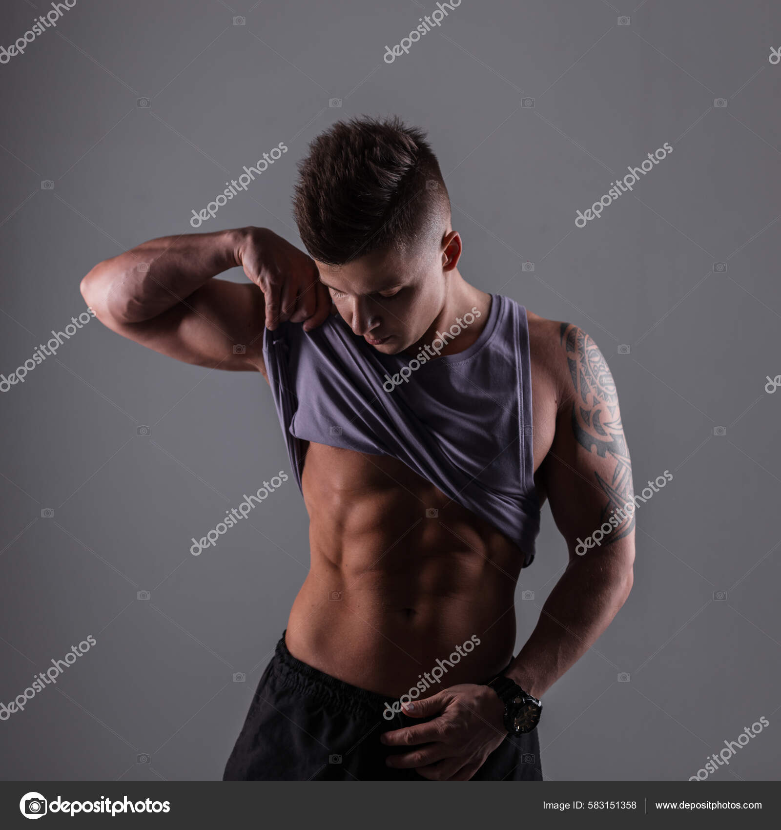 Bonito Modelo Homem Elegante Com Penteado Corpo Muscular Usa Top fotos,  imagens de © alonesdj #583151358