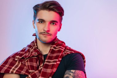 Moda modasına uygun erkek portresi saç stili, bıyıklı ve sakallı yakışıklı hippi erkek hippi model, modaya uygun, ekose gömlekli, yaratıcı pembe ışıklı stüdyo.