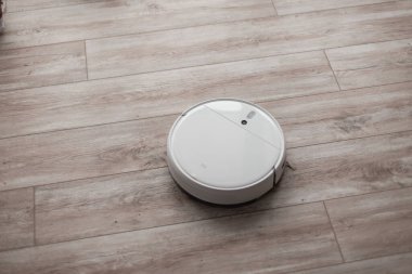 Robot akıllı elektrikli süpürge zemini ahşap dokusuyla temizler. Her gün evi temizliyorum.