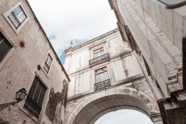 Lizbon, Portekiz 'de kemerli bir binanın antik mimarisi.