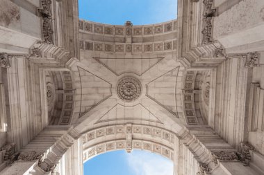 İnanılmaz şehir Lizbon, Portekiz. Klasik tarihi heykel ve güzel Avrupa seyahati. Arco da rua Augusta