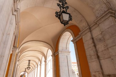 Lizbon, Portekiz 'de fenerli klasik kemerli mimari bina. Antika bir Avrupa kasabası