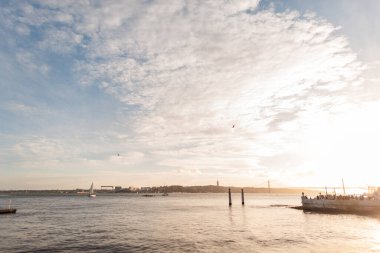 Lizbon, Portekiz 'de deniz kıyısında bulutlu bir sahil iskelesi.