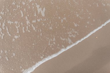 Okyanus kıyısındaki kumsal ve dalga, üst manzara..