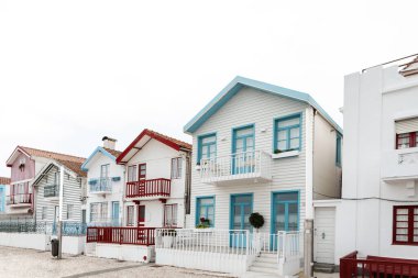 Portekiz 'de pencereli, balkonlu ve teraslı komik sarı ve beyaz çizgili güzel yaratıcı ev.