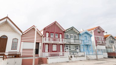 Portekiz 'in deniz kıyısındaki bir balıkçı kasabasında güzel renkli çizgili evler.
