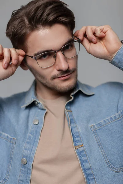 Moderigtigt Smuk Amerikansk Hipster Mand Forretningsmand Med Frisure Denim Blå - Stock-foto