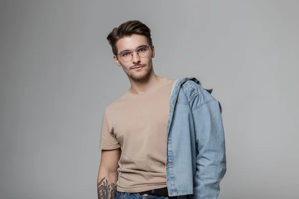 Hezký Mužský Student Model Brýlemi Účesem Módní Maketa Tričko Džínovou — Stock fotografie