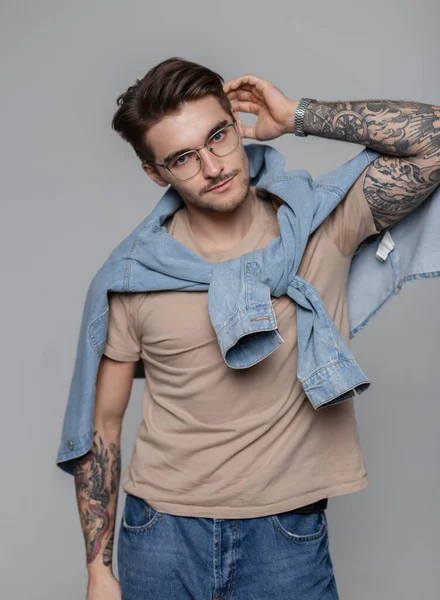Módní Pohledný Muž Brýlemi Vlasy Módním Oblečení Tričkem Džínovou Košilí — Stock fotografie