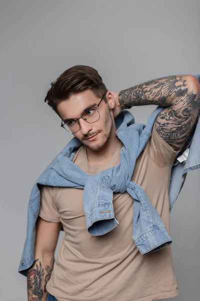 Moda Bel Modello Hipster Uomo Con Occhiali Alla Moda Vintage — Foto Stock