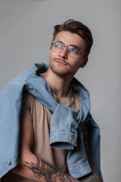 Estudio Moda Retrato Masculino Hombre Hipster Guapo Con Pelo Con — Foto de Stock