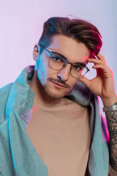 Studio Mody Twórczy Portret Przystojnego Stylowego Mężczyzny Fryzurą Modnym Okularem — Zdjęcie stockowe