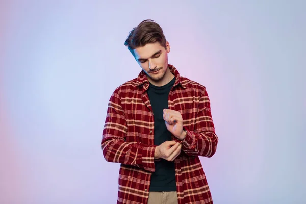 Módní Pohledný Mladý Stylový Hipster Muž Stylovém Oblečení Dává Košili — Stock fotografie