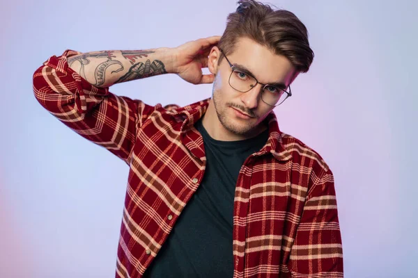 Stylový Pohledný Módní Hipster Chlap Model Módním Účesem Retro Brýle — Stock fotografie