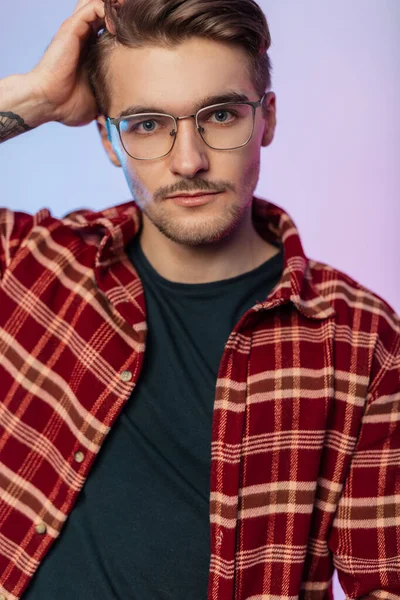 Mužský Profesionální Portrét Pohledného Mužského Modelářského Hipsterského Umělce Vlasy Brýlemi — Stock fotografie