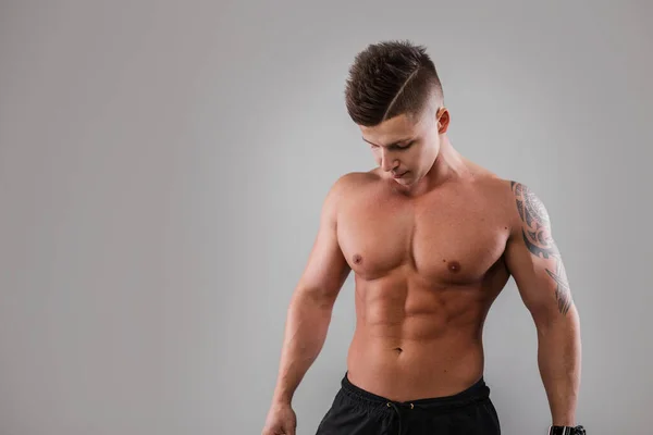 Man Studio Portret Van Een Knappe Jonge Atletische Bodybuilder Man — Stockfoto
