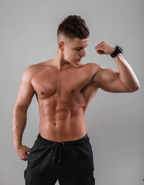 Handsome Athletic Strong Man Hair Muscular Naked Torso Showing Biceps — Stockfoto