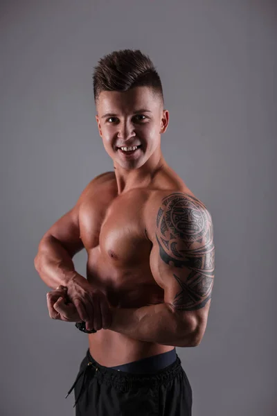 Happy Bodybuilder Athlete Guy Model Naked Muscular Body Tattoo Showing — Foto de Stock