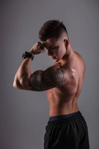 Handsome Athletic Bodybuilder Man Muscular Naked Torso Posing Studio Dark — Stock Photo, Image