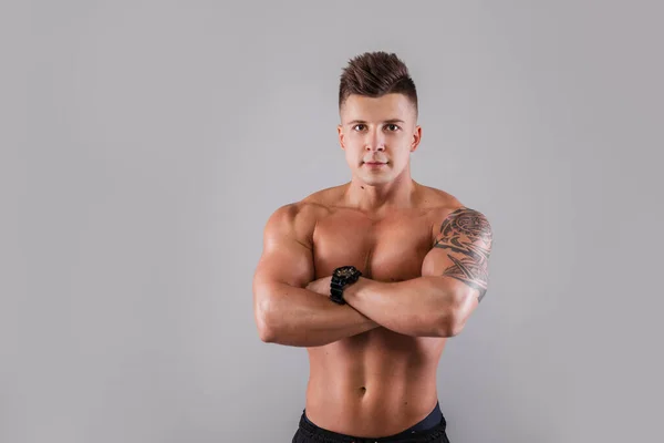 Μυώδης Αθλητικός Όμορφος Bodybuilding Μοντέλο Άνθρωπος Χτένισμα Και Γυμνό Σέξι — Φωτογραφία Αρχείου
