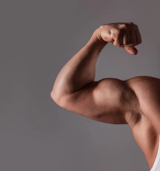 Mužská Atletická Paže Ukazuje Sílu Biceps Svaly Síla Zdraví Cvičení — Stock fotografie
