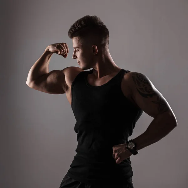 Αθλητικό Όμορφο Μοντέλο Bodybuilder Μαύρο Μοντέρνο Shirt Δείχνει Μυϊκή Δικέφαλους — Φωτογραφία Αρχείου