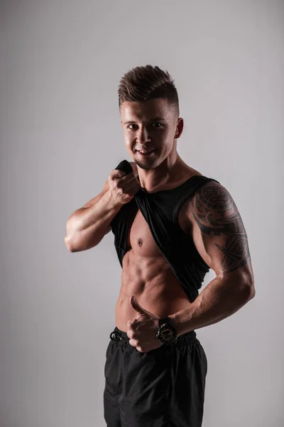 Bonito Modelo Masculino Fisiculturista Feliz Shirt Preta Mostra Músculos Abdominais — Fotografia de Stock