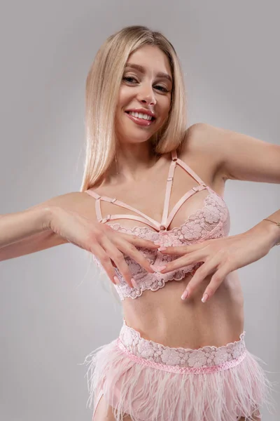 Szczęśliwy Piękny Młody Blondynka Dziewczyna Uśmiechem Sexy Różowy Bielizna Stanowi — Zdjęcie stockowe