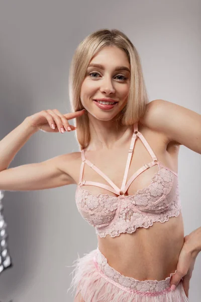 Счастливая Красивая Сексуальная Модель Идеальным Стройным Телом Модном Розовом Кружевном — стоковое фото