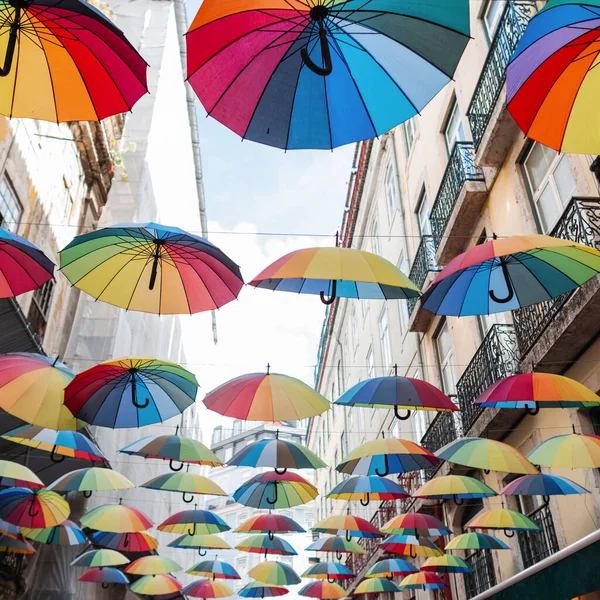 Gökkuşağı Güzel Parlak Renkli Şemsiyeler Portekiz Lizbon Sokaklarında Asılı Lgbt — Stok fotoğraf